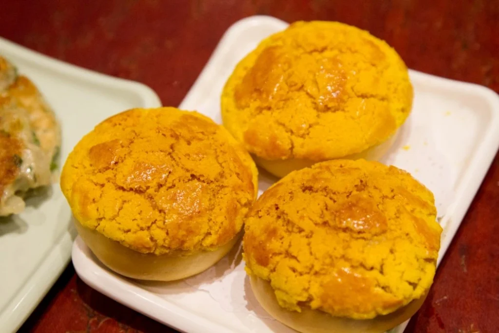 Roti nanas atau Pineapple Bun yang menjadi salah satu hidangan klasik Hong Kong 