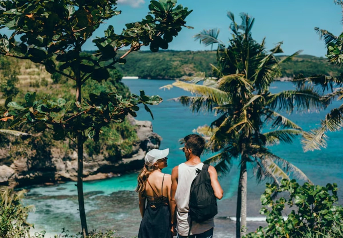 Wisatawan asing tengah berlibur ke lokasi wisata di Indonesia.