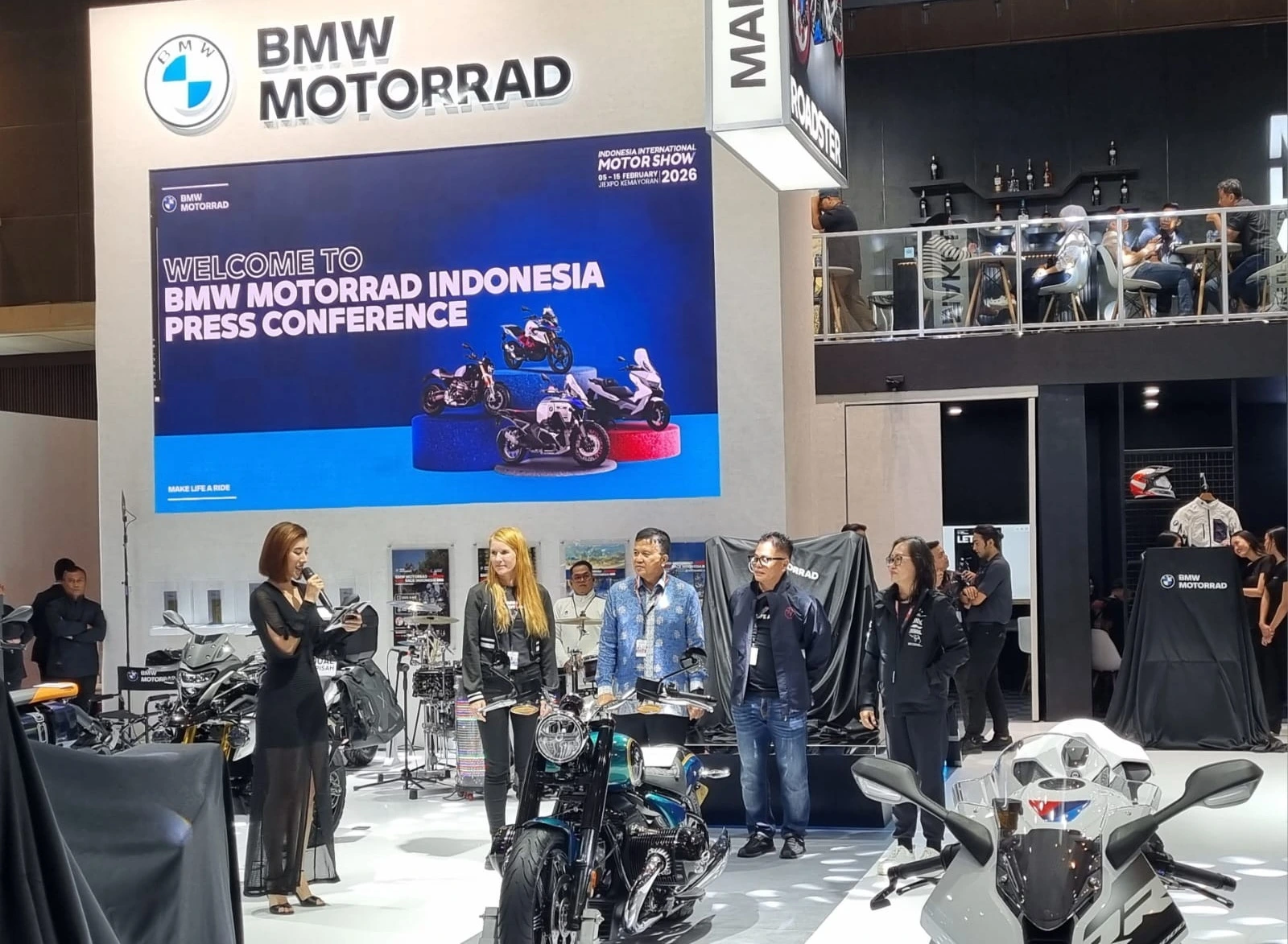 BMW pamer kendaraan terbaru di BMW Motorrad dalam ajang Indonesia International Motorshow (IIMS) 2026 dalam press day, Kamis (5/2/2026).