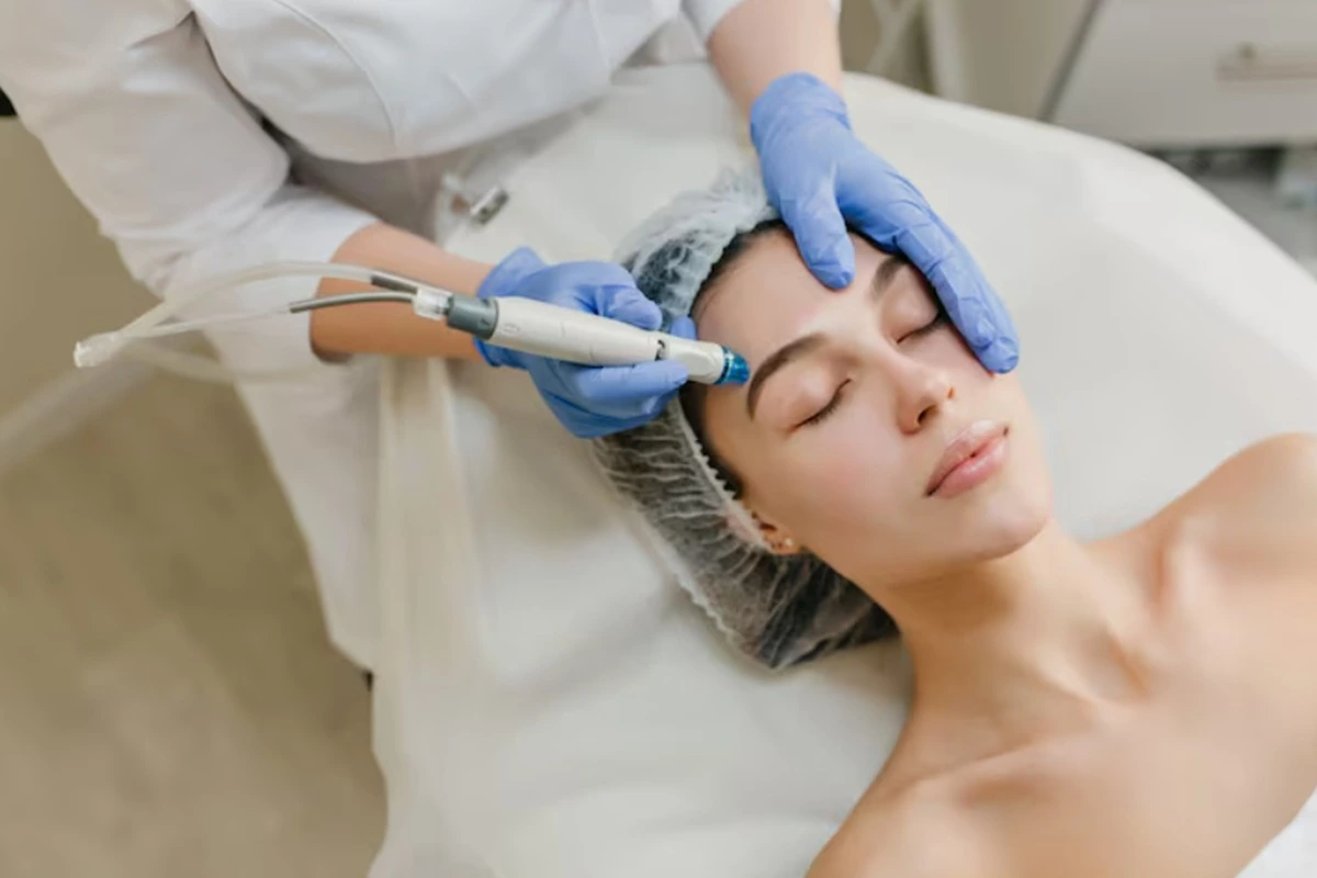 Perawatan kulit wajah dengan bantuan teknologi.