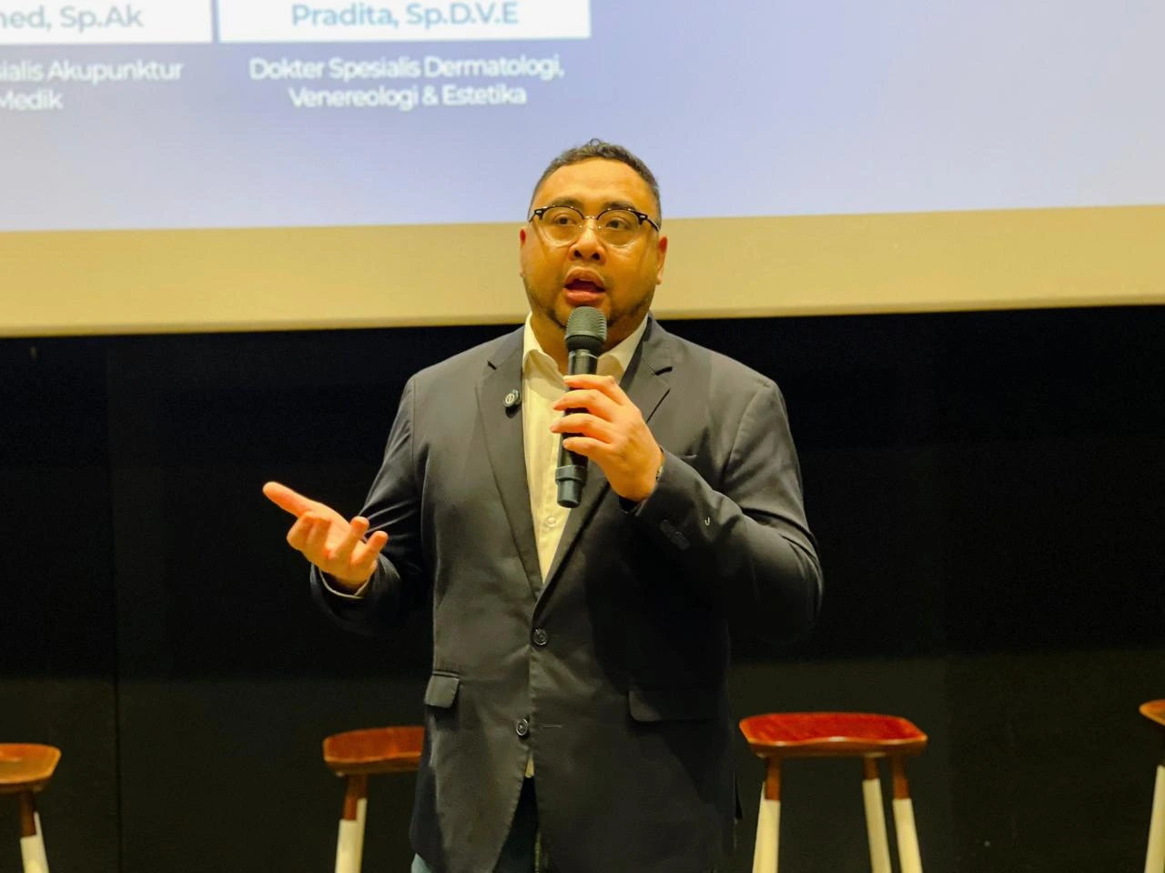 dr. Adhimukti T. Sampurna, SpDVE, Subsp OBK, FINSDV, FAADV, Chief Medical & Ancillary Services Officer Bamed,