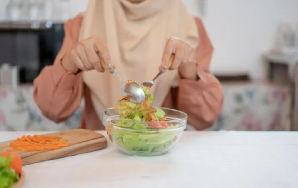 Mempersiapkan makanan sehat.(freepik)