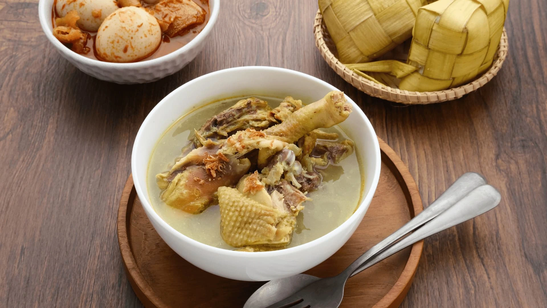 Opor ayam bumbu kuning dan ketupat.(freepik)