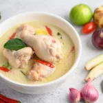 Opor ayam kuah putih tanpa kunyit.(freepik)