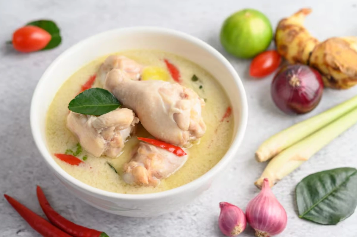 Opor ayam kuah putih tanpa kunyit.(freepik)