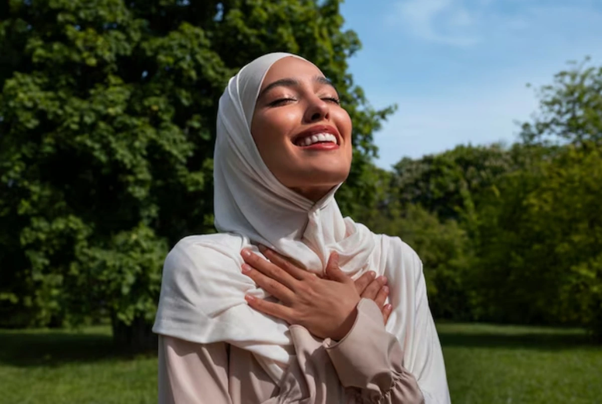 Perempuan berhijab terlihat bahagia.(freepik)