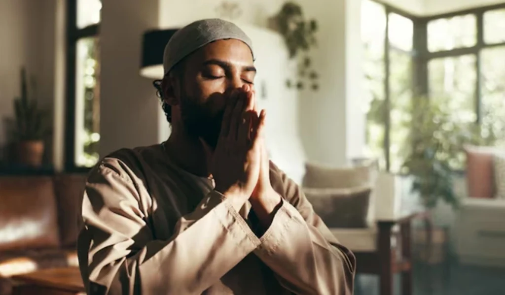 Pria Muslim dengan kopiah tampak memanjatkan doa.
