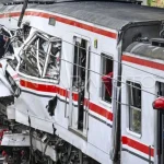 Evakuasi kecelakaan KRL Bekasi-Jakarta.