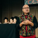 Mas Yudin, seorang penata rias senior yang telah berkecimpung di industri kecantikan Indonesia selama puluhan tahun.