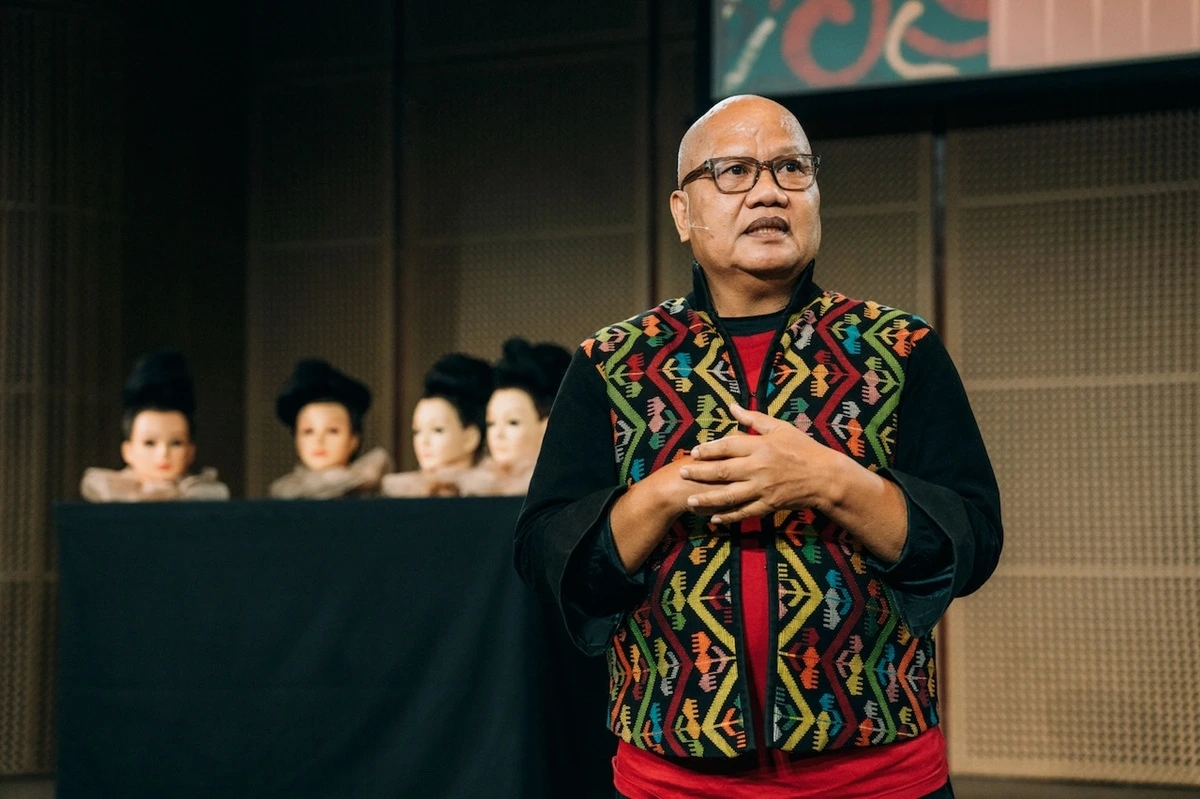 Mas Yudin, seorang penata rias senior yang telah berkecimpung di industri kecantikan Indonesia selama puluhan tahun.