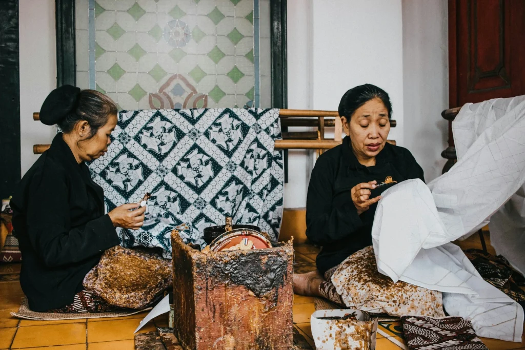 Pengrajin batik tulis.(Unsplash.com)