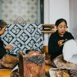 Pengrajin batik tulis.(Unsplash.com)