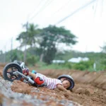 Anak jatuh saat bermain sepeda.(freepik)