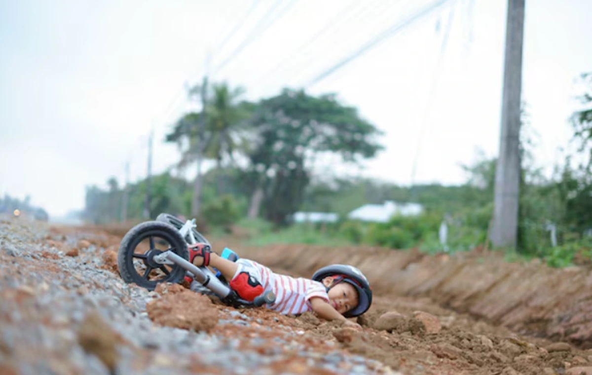 Anak jatuh saat bermain sepeda.(freepik)