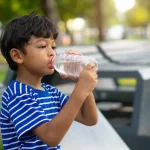 Anak tengah minum air putih.
