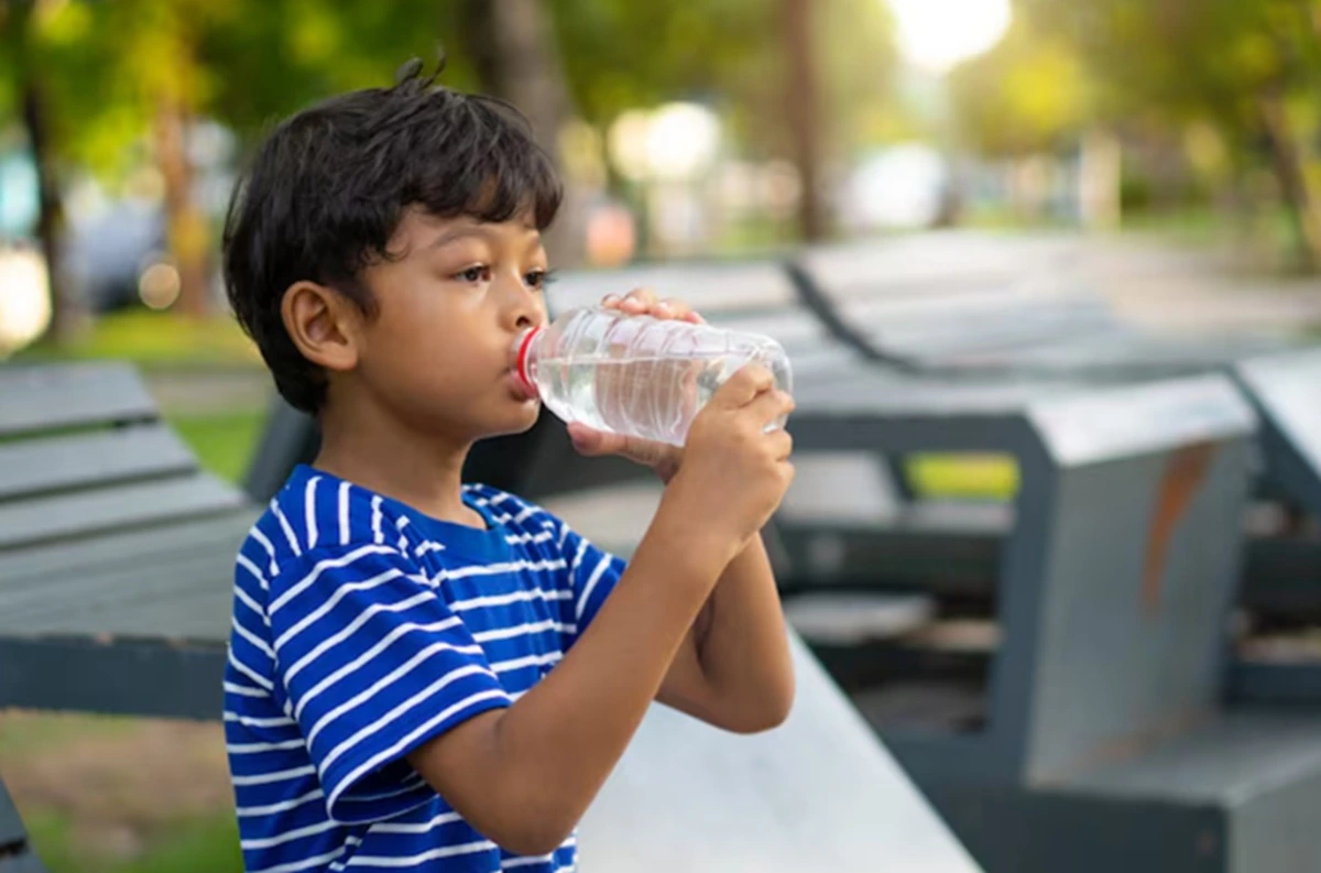 Anak tengah minum air putih.