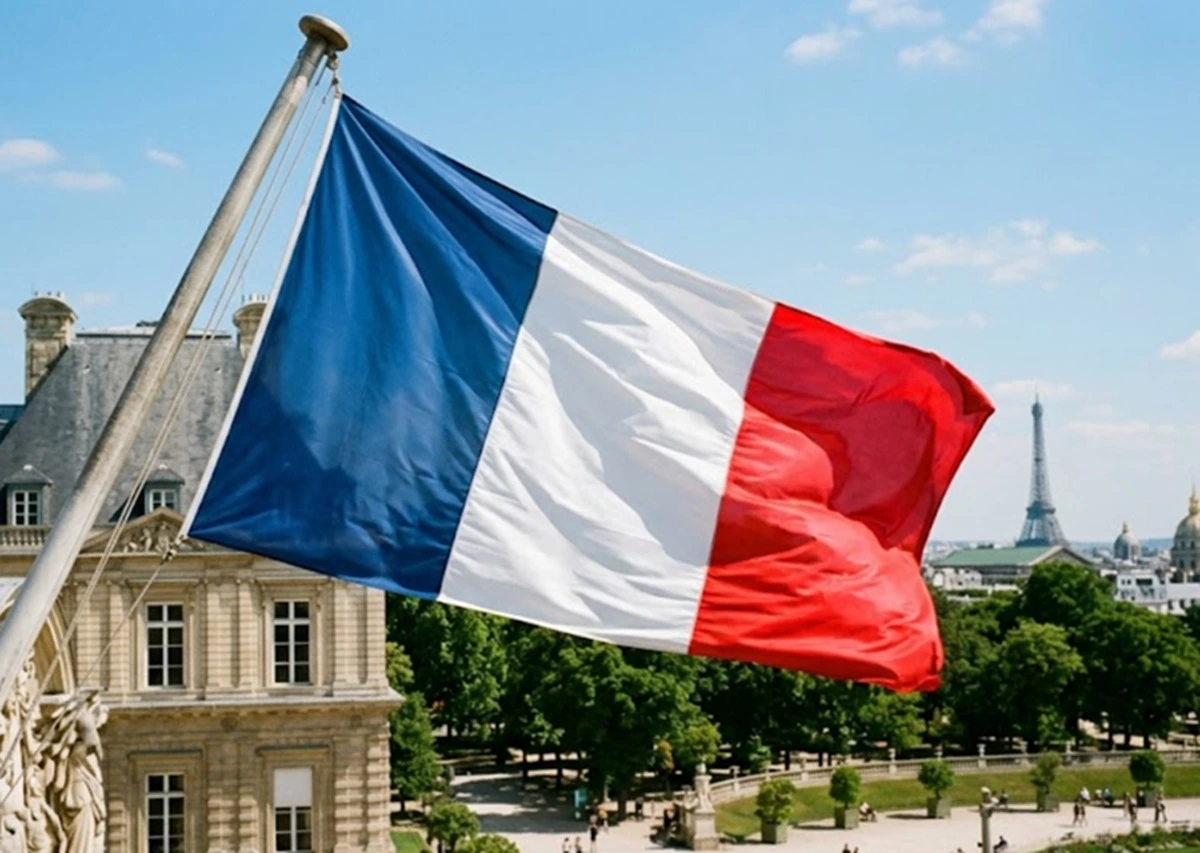 Bendera Prancis berkibar.