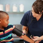 Dokter memeriksa tekanan darah pada anak.(freepik)