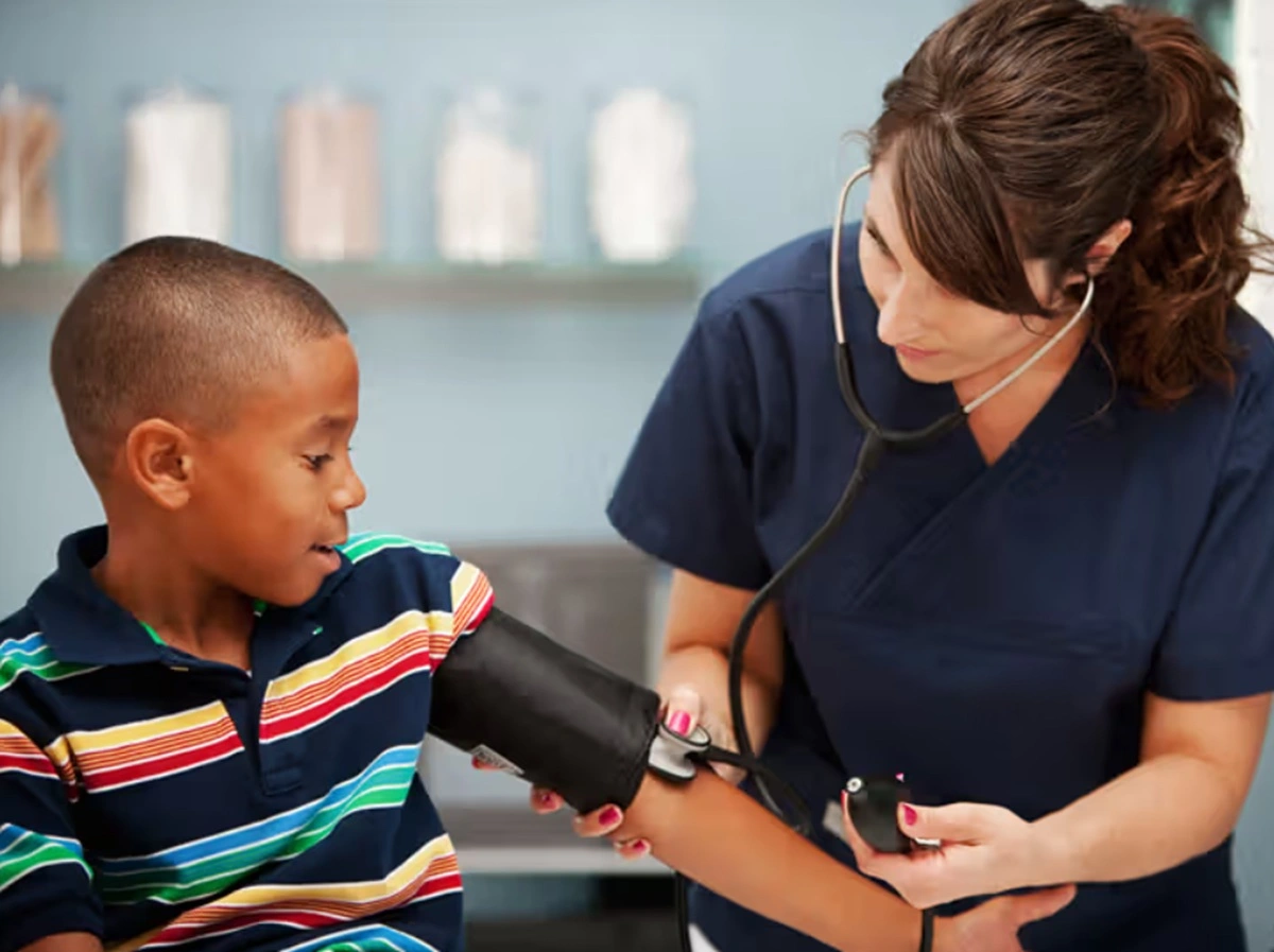 Dokter memeriksa tekanan darah pada anak.(freepik)