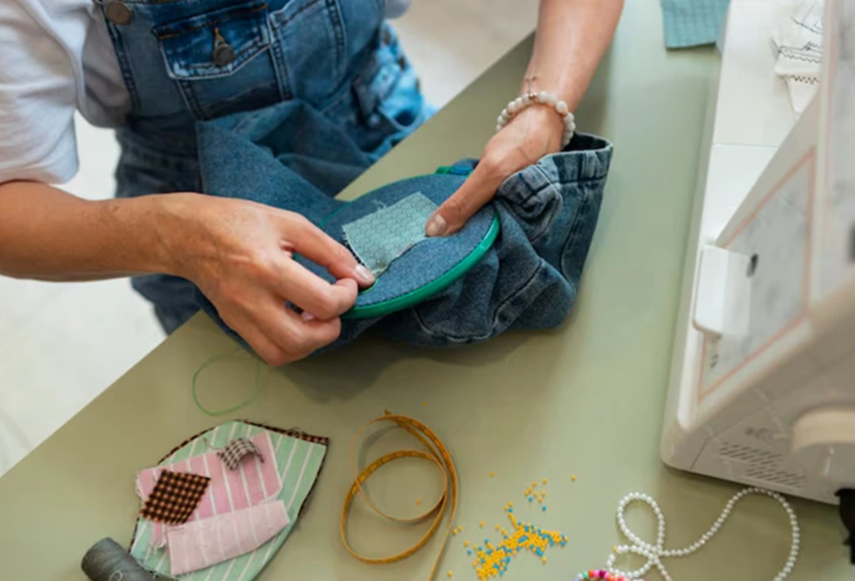 Ilustrasi membuat produk upcycle fashion.