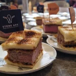 Sandwich dengan menggunakan saging sapi premium dari Queensland.