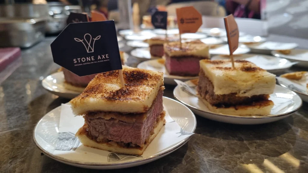 Sandwich dengan menggunakan saging sapi premium dari Queensland.