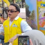 Kak Kev dalam acara, "Lawan Cuaca Panas, SoKlin Pewangi Buktikan Ribuan Riders Perempuan Tetap Wangi dan Bebas Gerah Setelah Berkendara."