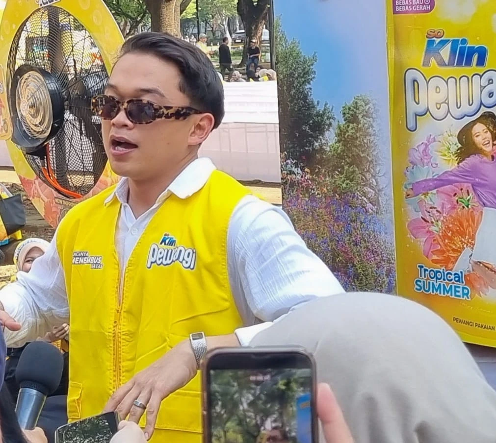Kak Kev dalam acara, "Lawan Cuaca Panas, SoKlin Pewangi Buktikan Ribuan Riders Perempuan Tetap Wangi dan Bebas Gerah Setelah Berkendara."