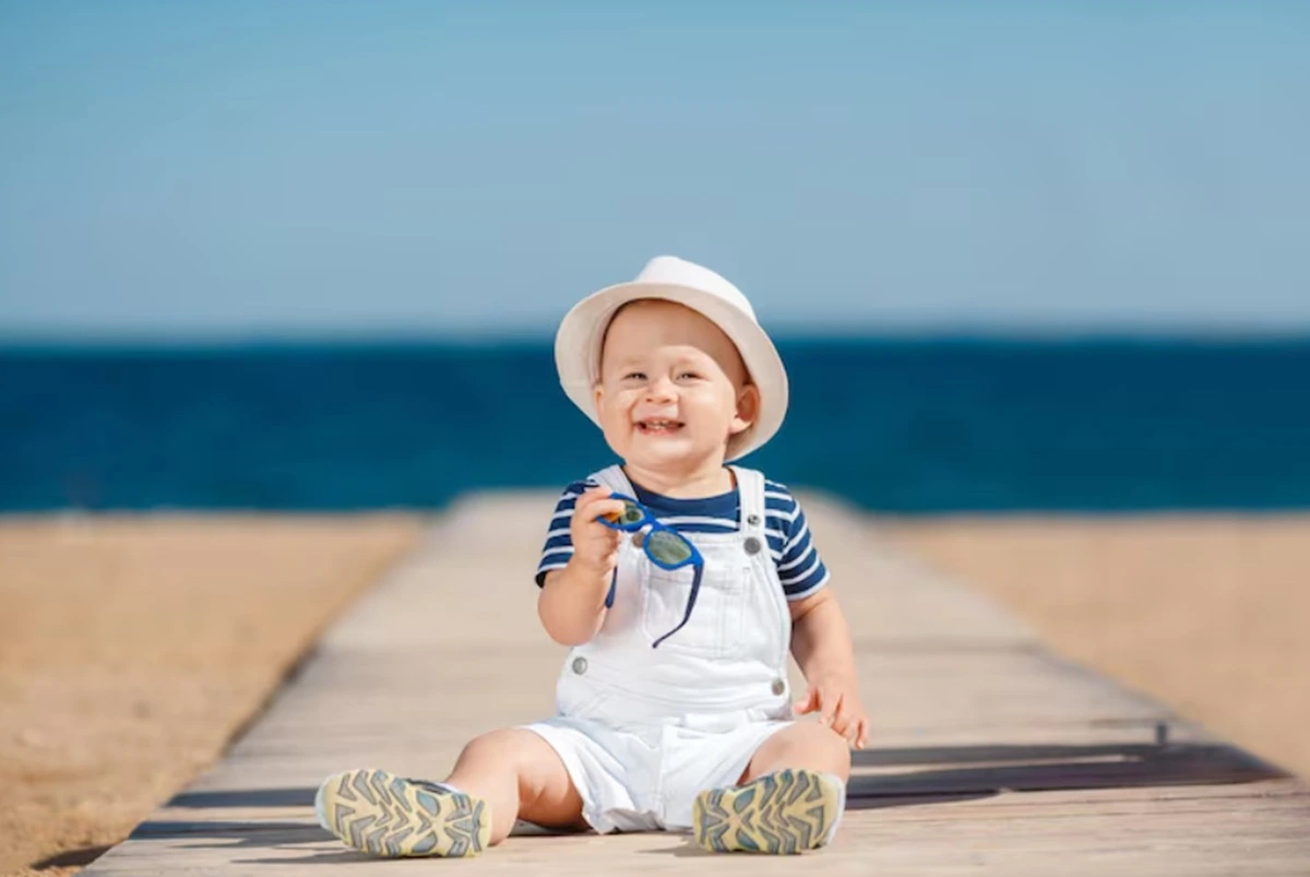 Tips Melindungi Kulit Sensitif Bayi dari Sinar Matahari