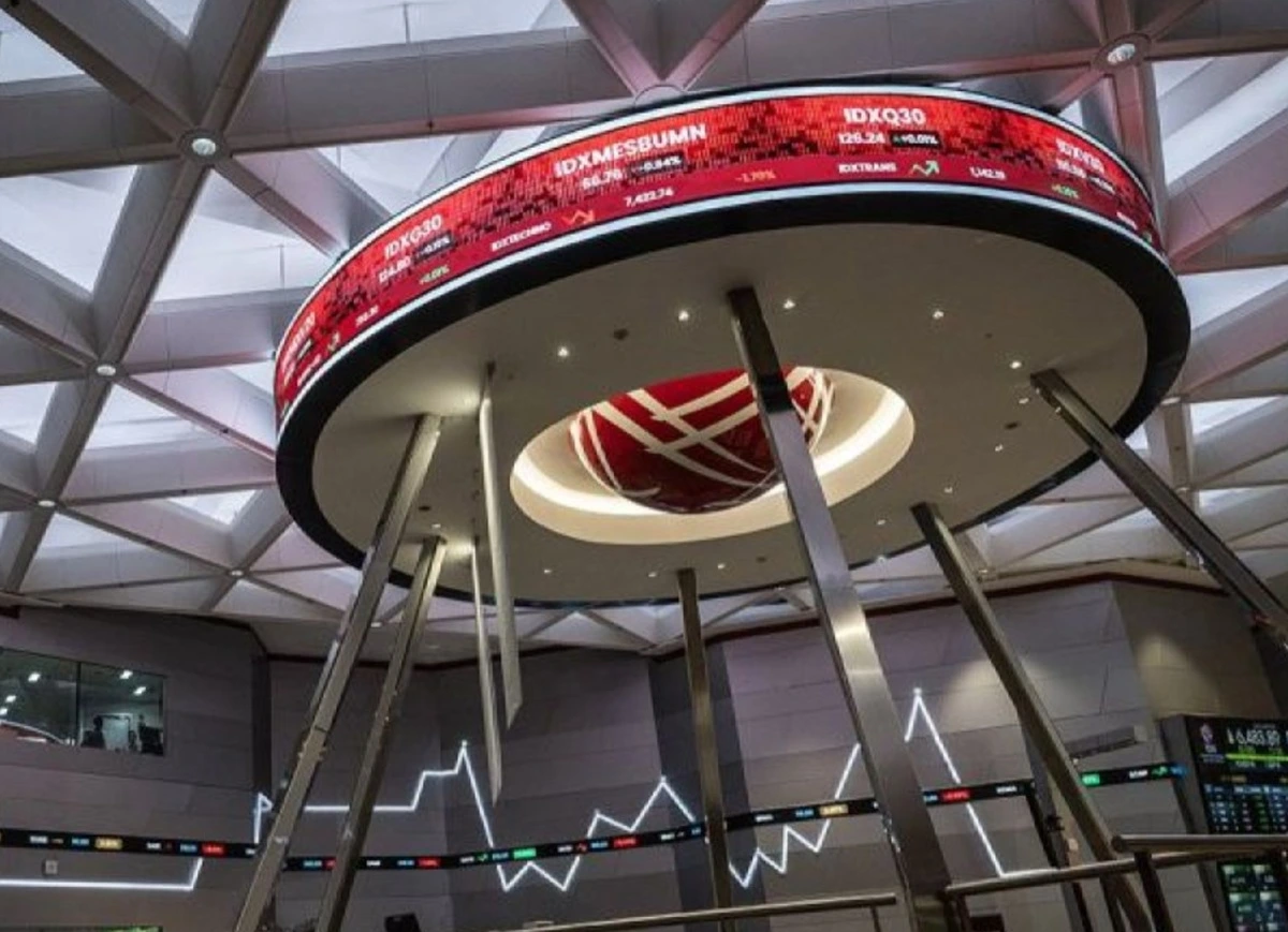 IHSG tengah anjlok, ditandai dengan warna merah.(Antara)