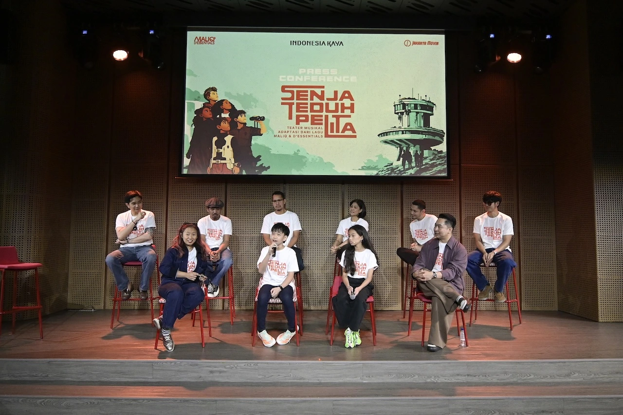 Musikal "Senja Teduh Pelita" dengan bangga hadir sebagai pertunjukan science fiction futuristik yang merupakan hasil adaptasi dari 20 lagu populer milik grup musik MALIQ & D'Essentials.
