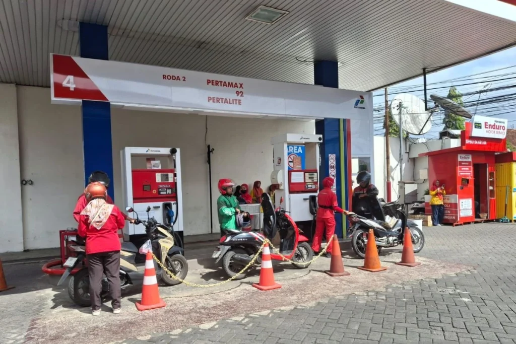 Masyarakat tengah melakukan pengisian BBM untuk kendaraan roda dua.(Antara)