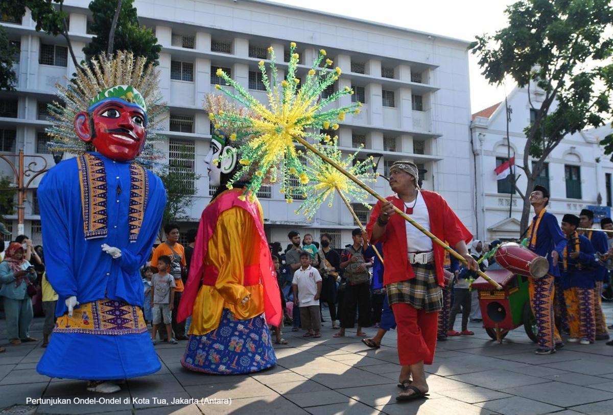 Pertunjukan Ondel-Ondel di Kota Tua, Jakarta.(Antara)