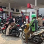 Warga antre mengisi BBM jenis Pertalite di Pom Bensin Pertamina.(Antara)