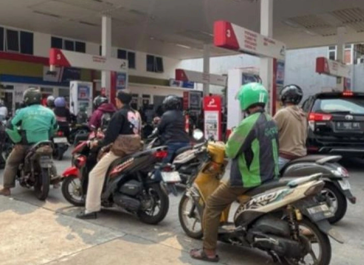 Warga antre mengisi BBM jenis Pertalite di Pom Bensin Pertamina.(Antara)
