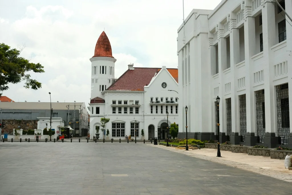Kawasan Kota Tua, Jakarta, menyimpan sejarah dari bangunan-bangunan lama yang masih berdiri tegak.(Unsplash.com)