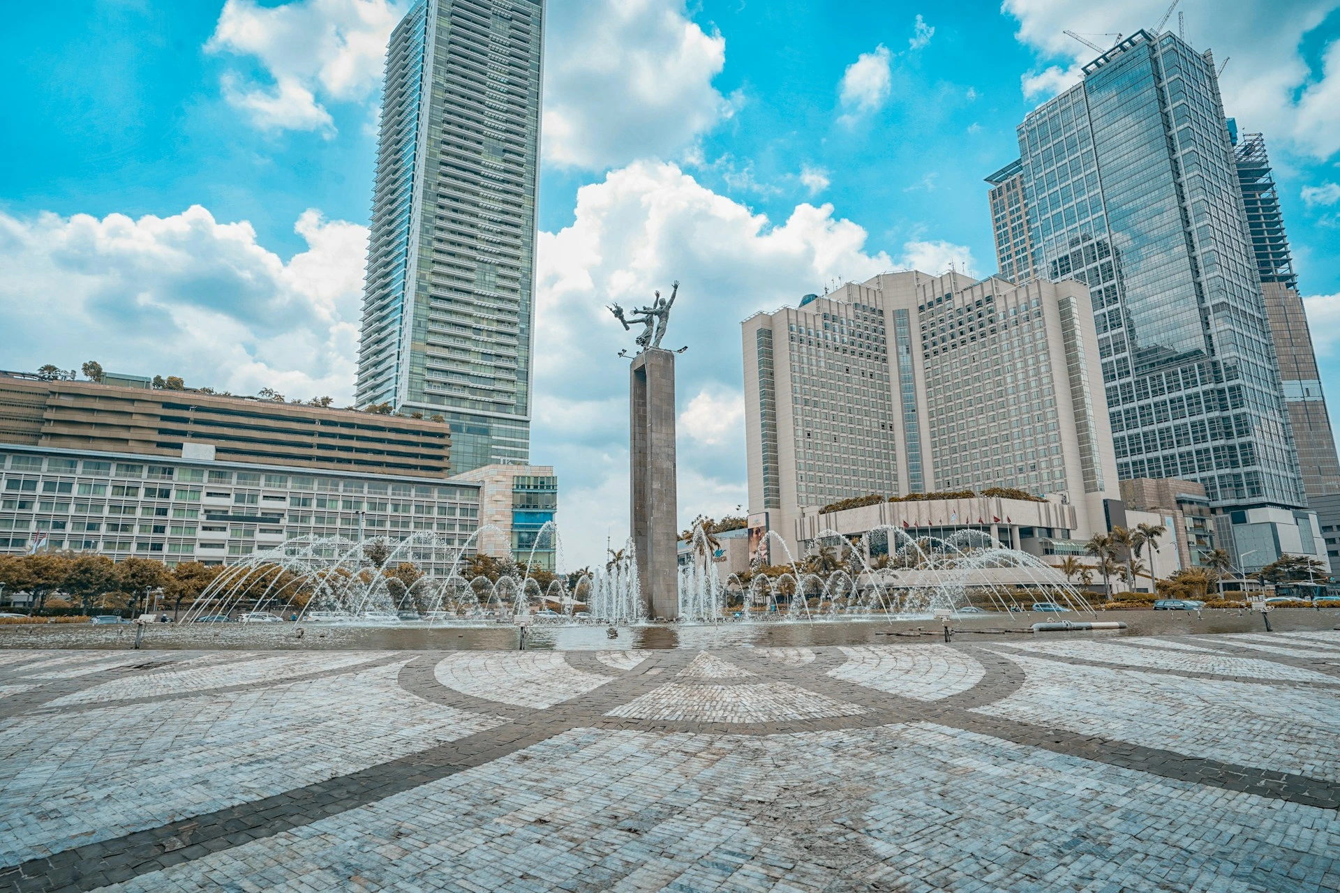 Kawasan ikonik di Jakarta, Patung Selamat datang di BUndaran Hotel Indonesia.(Unsplash.com).