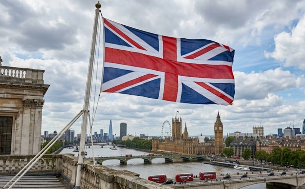 Bendera Inggris berkibar di Ibu Kota London.