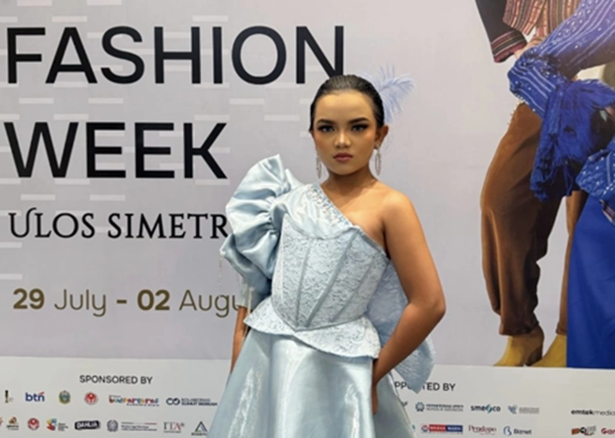 Queenera Vienata Halim Lubis, model cilik asal Tanjung Pinang, mencuri perhatian lewat debut gemilang di Indonesia Fashion Week.