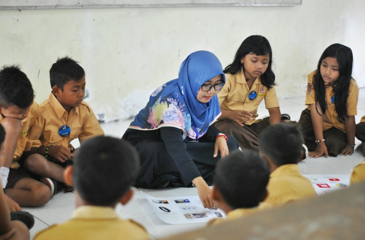 Ibu guru tengah mengajarkan anak kreativitas.(Unsplash.com)