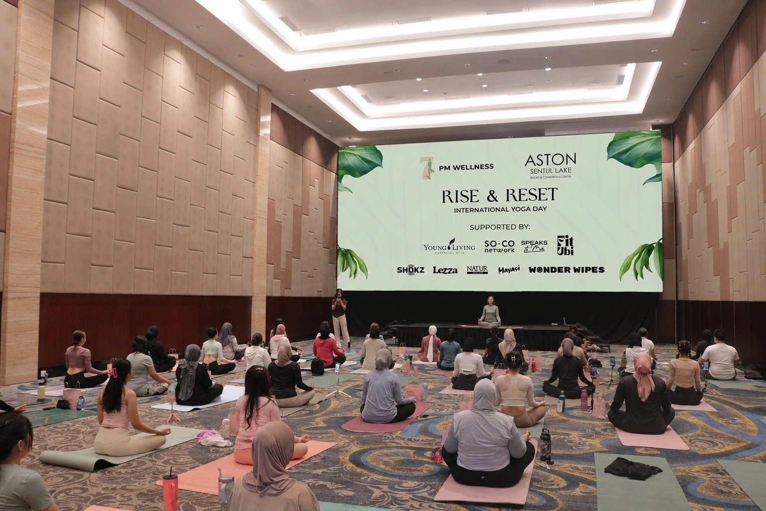 Keseruan melakukan yoga bersama.