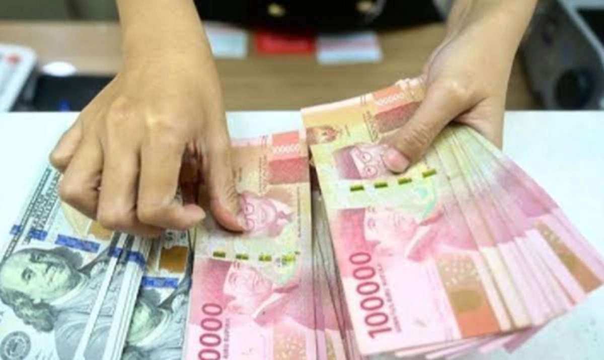 Rupiah Kembali Tertekan ke Rp17.979, Investor Beralih ke Aset Aman