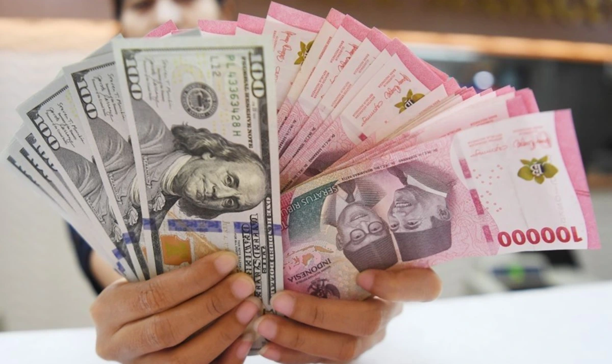 Foto mata uang Rupiah bersanding dengan Dolar AS.(Antara)