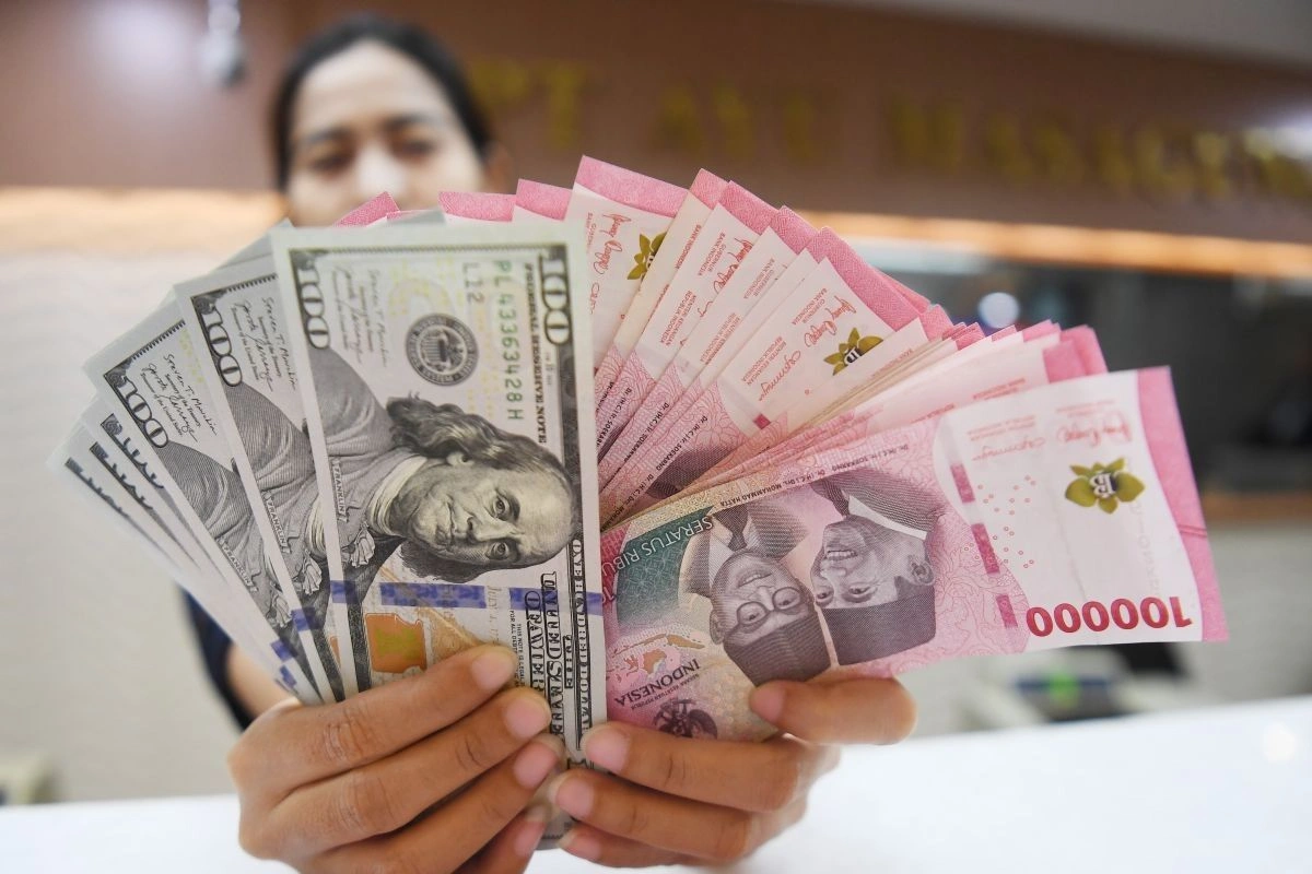Rupiah Bertahan Dekat Rp18.000 di Tengah Tekanan Global