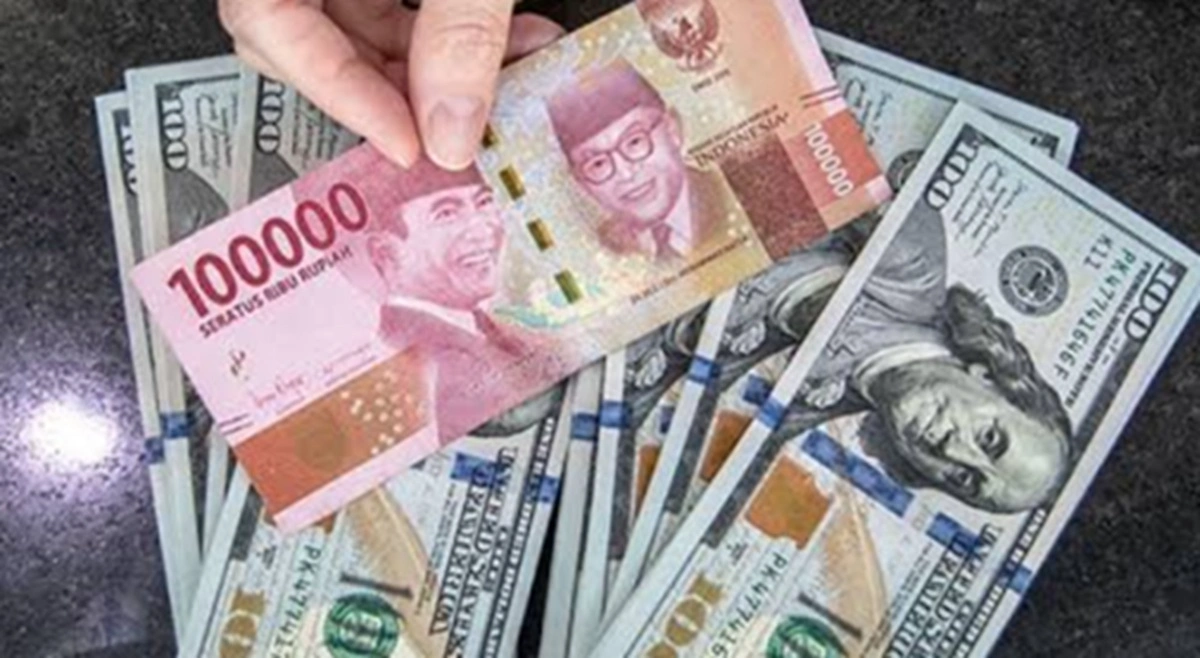 Rupiah di antara tumpukan USD.