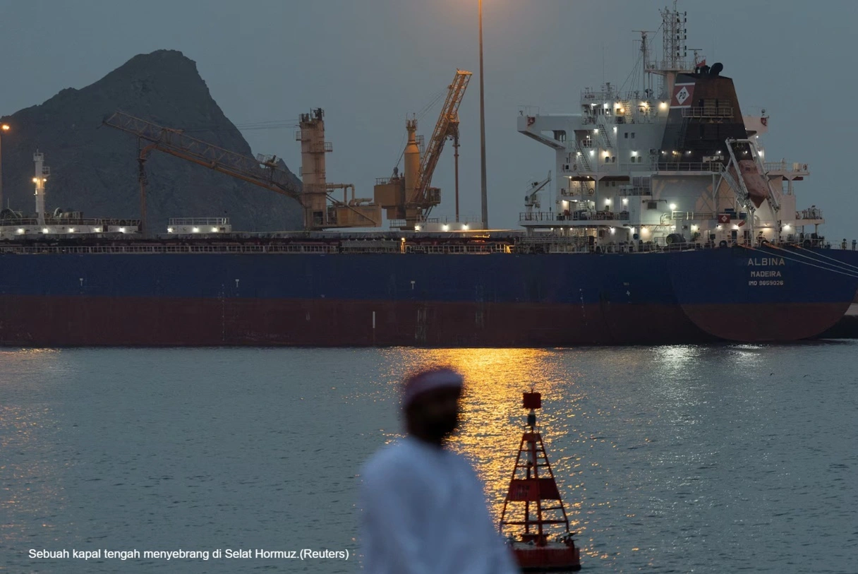 Sebuah kapal tengah menyebrang di Selat Hormuz.(Reuters) (1)