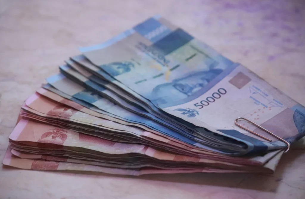 Uang Rupiah dengan penjepit kertas.(Unsplash.com)