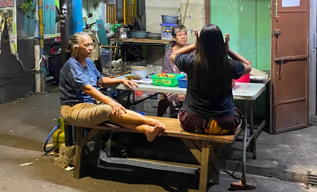 Warga Karang Anyar, Jakarta Pusat, tengah "nongkrong" di warung kecil.(Asia World View/Desika Pemita)