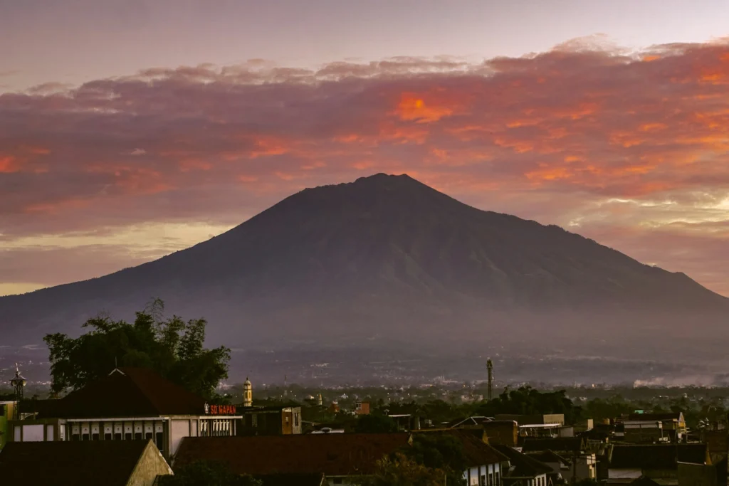 Keindahan Gunung Arjuna di Malang, Jawa Timur.(Unsplash.com/fawwaz_ali)