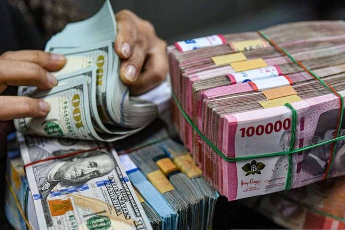 Tumpukan uang Dolar AS dan Rupiah.(Antara)